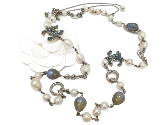 Chanel 12Collier de perles blanches et grises P CC Métal Argenté  ref.1241043