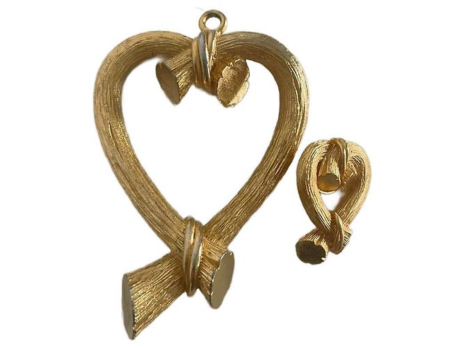 Escada Conjunto Collar Corazón Grande y Broche Dorado Acero