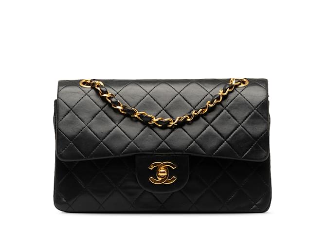 Bolsa de ombro com aba preta Chanel pequena clássica forrada de pele de cordeiro Preto Couro  ref.1243301
