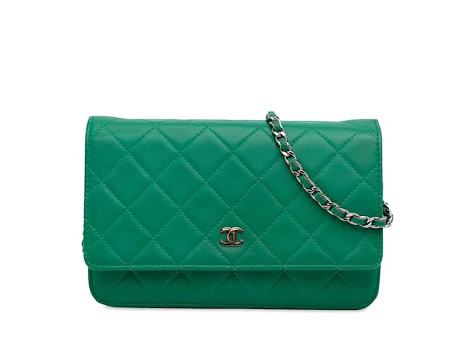 Wallet On Chain Cartera clásica de piel de cordero Chanel verde con bolso bandolera con cadena Cuero  ref.1243317