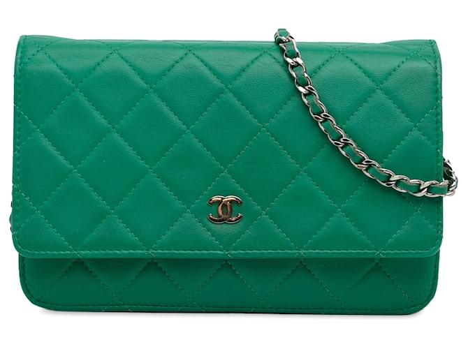 Wallet On Chain Cartera Chanel clásica de piel de cordero verde con cadena Cuero  ref.1244393