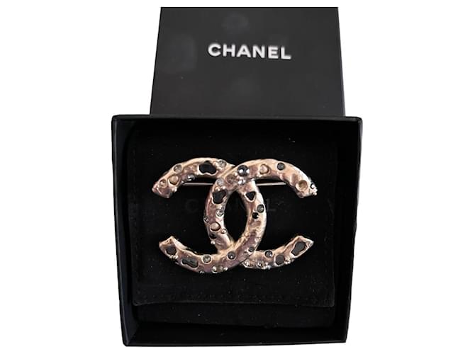 Chanel Alfinetes e broches Dourado Ouro  ref.1245322