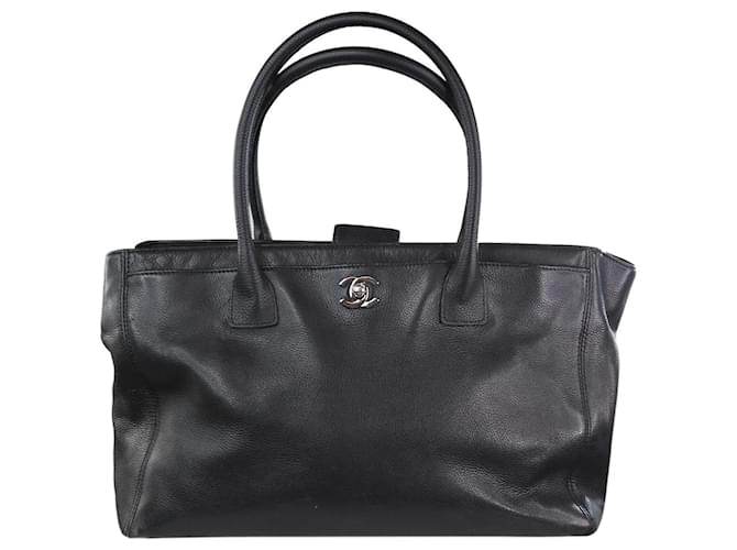 Chanel Schwarze Farbe 2008 Einkaufstasche mit CC-Schloss Leder  ref.1245466