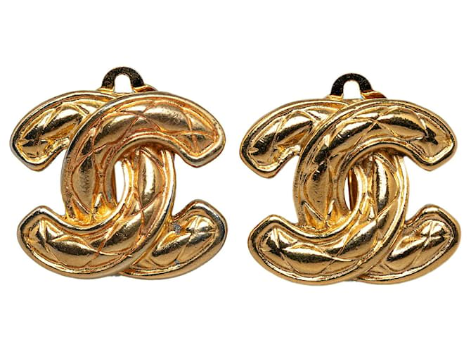 Chanel Gold CC Clip On Earrings Golden Metal Gold-plated  ref.1245503