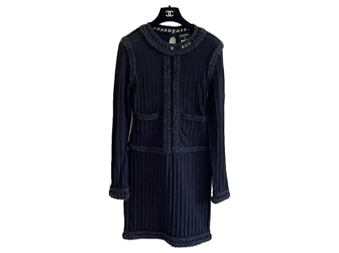 Chanel Robe en tricot noire avec boutons CC Laine  ref.1245633