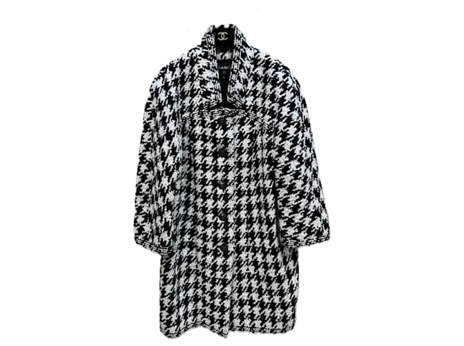 Chanel Abrigo de tweed con botones de CC por 9,000 dólares. Multicolor  ref.1245636