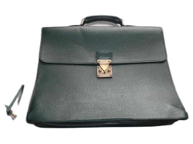 bolsa de couro verde Louis Vuitton Taiga com chaves Verde claro  ref.1245651