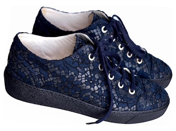 Chanel zapatillas / zapatos de tenis con cordones y logotipo CC Azul Cuero Encaje  ref.1245656