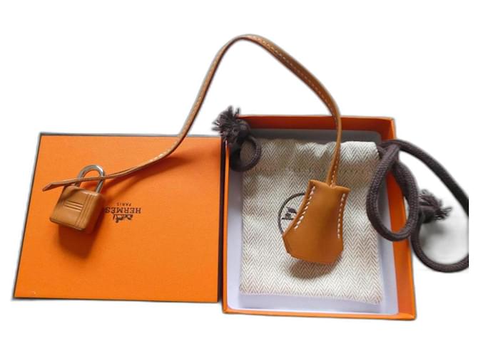 Hermès leather-wrapped padlock, bell, and zipper pull in gold Barénia calf leather. Camel  ref.1247025