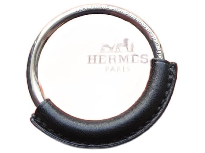 Hermès Loop Anhänger aus massivem Silber mit Lederetui. Silber Hardware Geld  ref.1247185