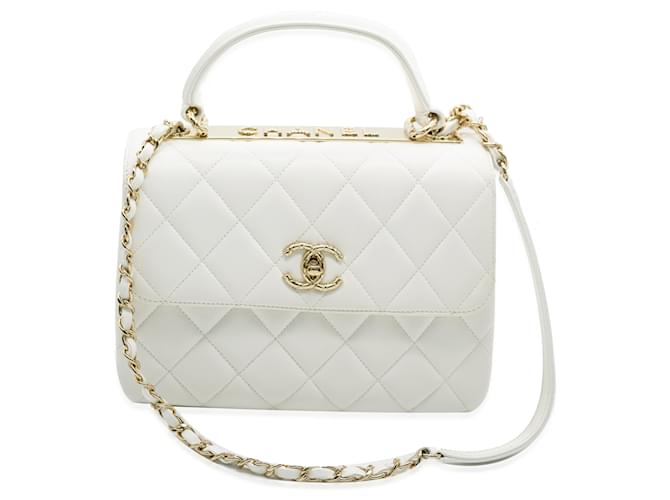 Chanel Bolsa pequena com aba da moda CC branca acolchoada em pele de cordeiro Branco Couro  ref.1246283