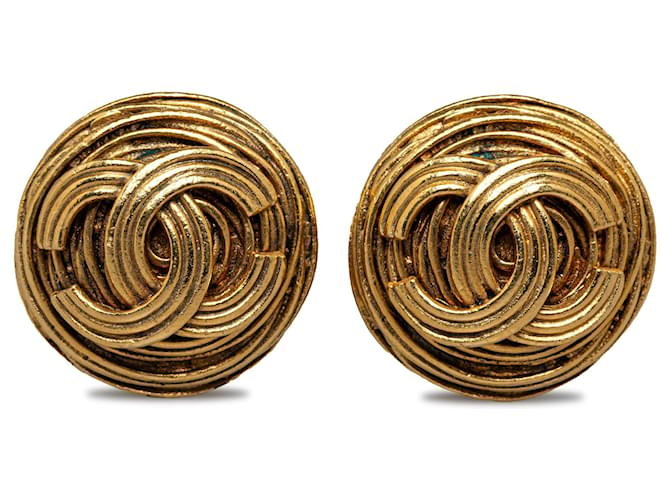Chanel Gold CC Clip On Earrings Golden Metal Gold-plated  ref.1246537