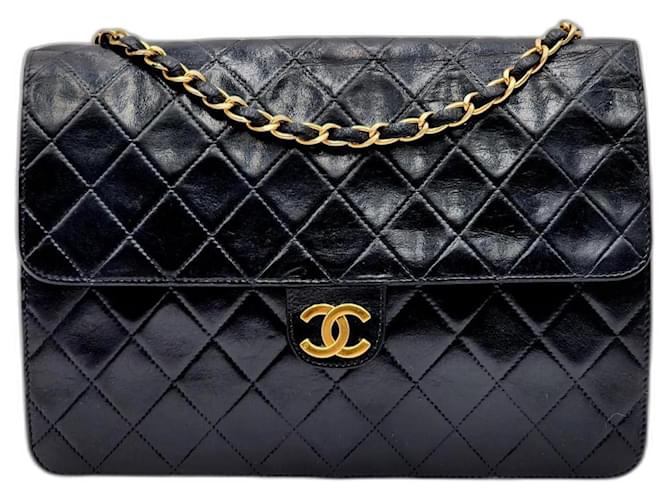 Clásico atemporal de Chanel con solapa acolchada. Negro Cuero  ref.1247341