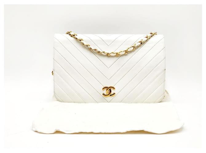 Timeless Bolsa de ombro branca clássica e atemporal da Chanel com padrão Chevron. Branco Couro  ref.1247589