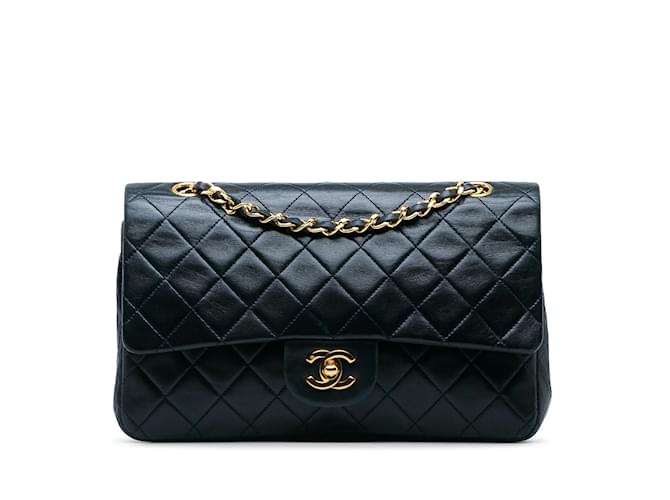 Bolsa de ombro com aba azul Chanel média clássica forrada de pele de cordeiro Couro  ref.1247757