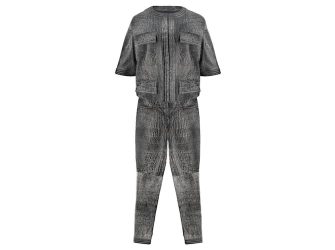 Chanel Ensemble veste et pantalon en cuir gris à 12 000 $.  ref.1248144