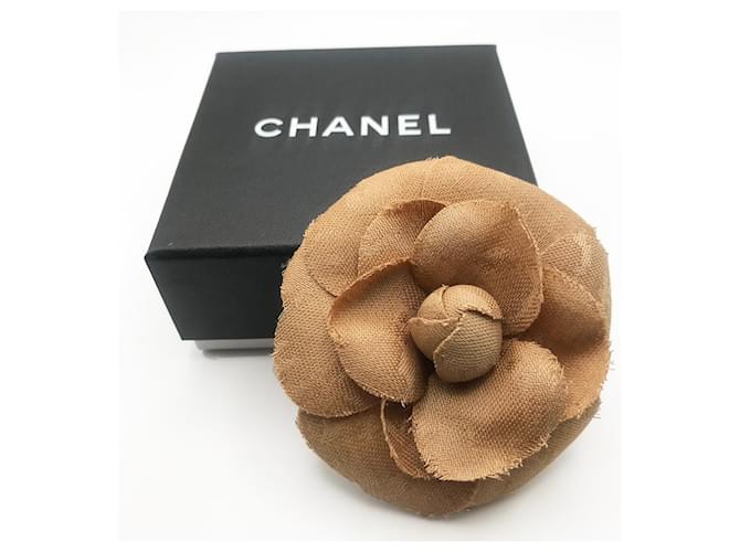 Broche vintage de linho com flor de camélia da Chanel Camelo  ref.1249154
