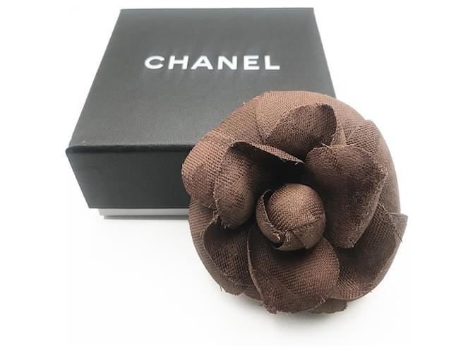 Spilla Chanel in lino con fiore di camelia Marrone Biancheria  ref.1249159