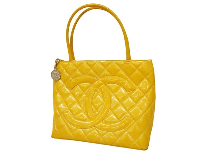 Medaillon Chanel Médaillon Yellow Patent leather  ref.1249294