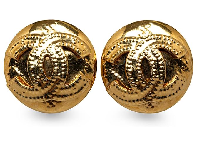 Chanel Gold CC Clip On Earrings Golden Metal Gold-plated  ref.1250036