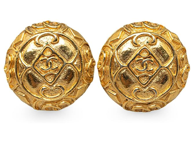 Chanel Gold CC Clip On Earrings Golden Metal Gold-plated  ref.1250065
