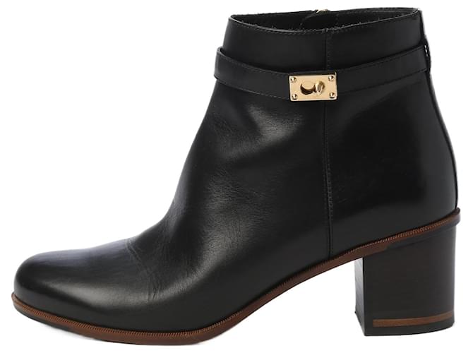 Fendi Leather Ankle Bootie in Black  ref.1250598