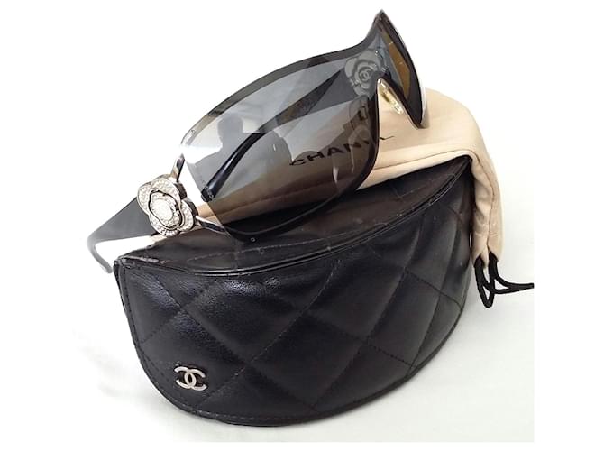 Chanel Camellia mask in excellent condition adorned with rhinestones and CC logo Black Acetate  ref.1251286