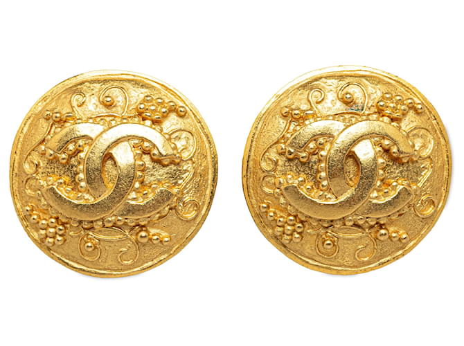 Chanel Gold CC Clip On Earrings Golden Metal Gold-plated  ref.1251708