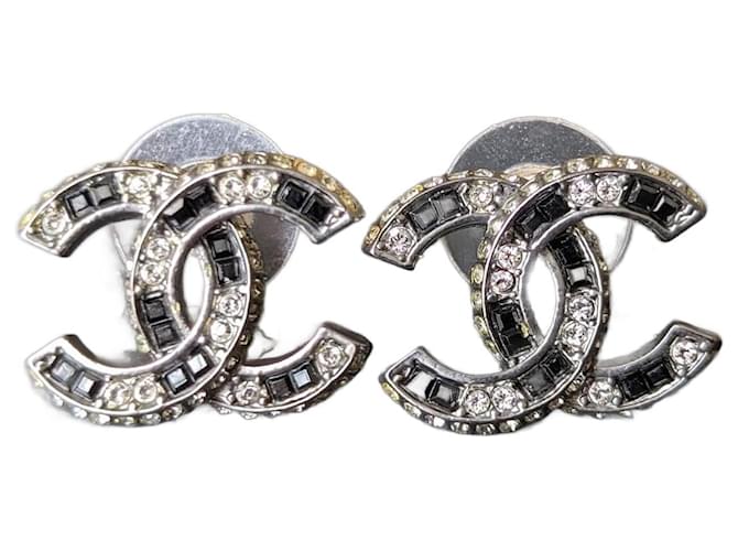 Chanel Brincos CC A15B com logotipo, brincos clássicos de cristal BHW, caixa de brincos de tarraxa. Preto Metal  ref.1251744