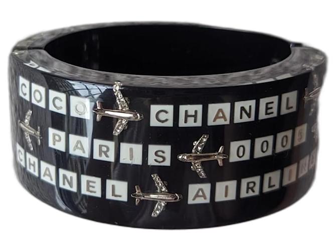 Chanel Braccialetto bangle nero in resina con logo CC 16S Airlines Paris 005 e scatola.  ref.1251747