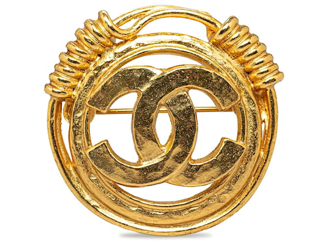 Chanel Broche CC Or Métal Plaqué or Doré  ref.1252735