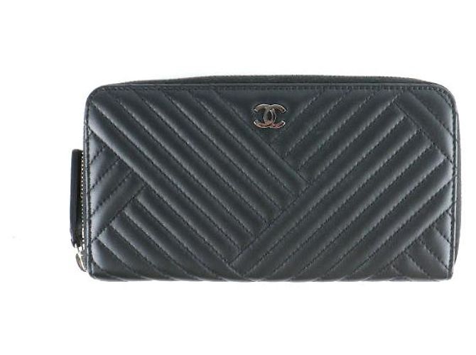 CHANEL - Black quilted leather wallet