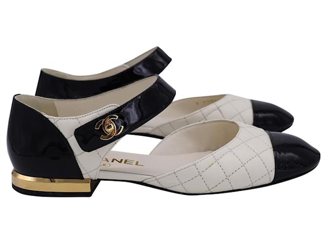 Sapatilhas Chanel acolchoadas com biqueira em couro de pele de cordeiro branco  ref.1253193