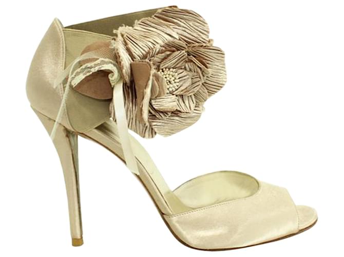 Stuart Weitzman Gold Heels with Flower Golden Metallic Leather  ref.1253378