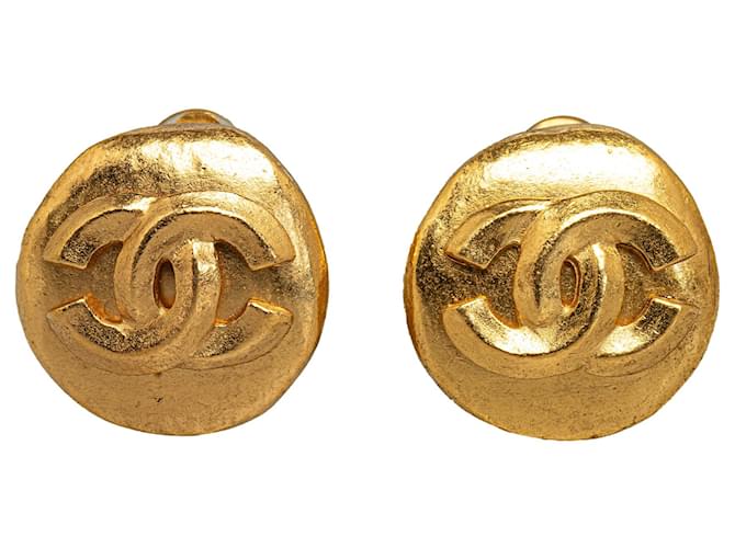 Boucles d'oreilles à clip CC en or Chanel Métal Plaqué or Doré  ref.1253708