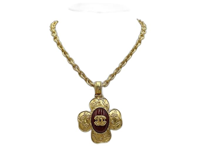 Pendente a croce con catena dorata Chanel 96A Gold hardware Placcato in oro  ref.1253799