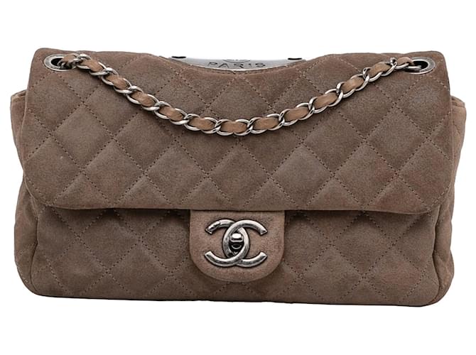 Bolsa de ombro pequena Chanel clássica marrom com aba forrada de camurça Couro  ref.1256038