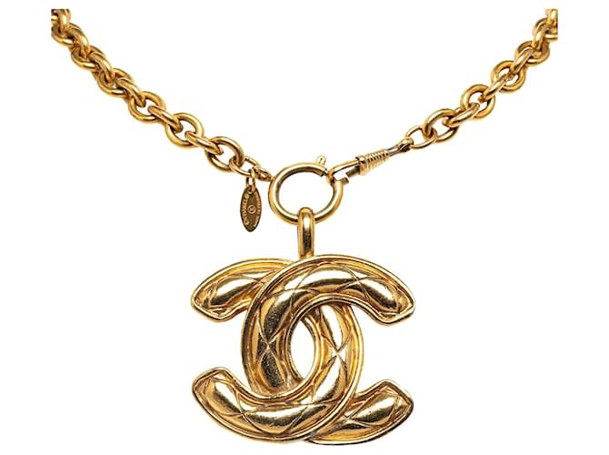 Collar con colgante Chanel CC de oro Dorado Oro amarillo  ref.1256078