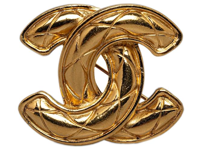 Broche acolchoado Chanel CC dourado Metal  ref.1256109
