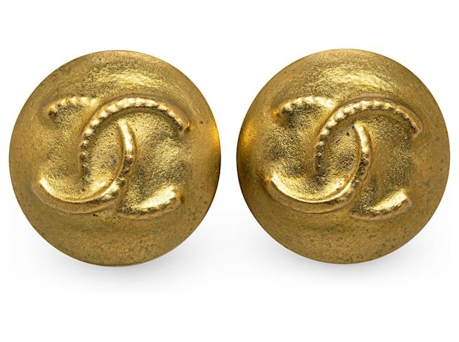 Chanel Gold CC Clip On Earrings Golden Metal Gold-plated  ref.1256351