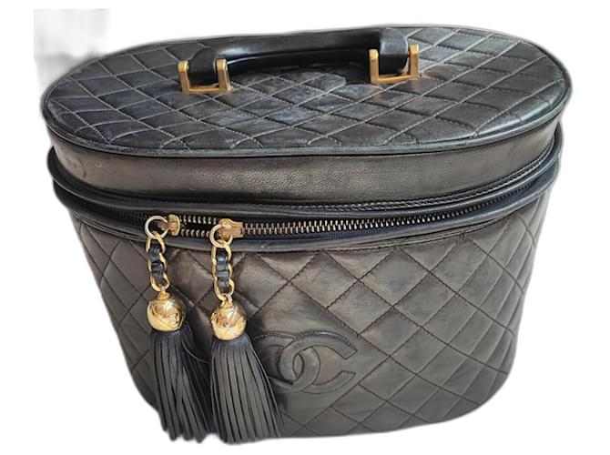Large black leather Chanel vanity case. Used, good condition. Spacious. Condition 5/10.  ref.1256991