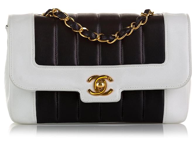 CHANEL Handbags Black Leather  ref.1259673