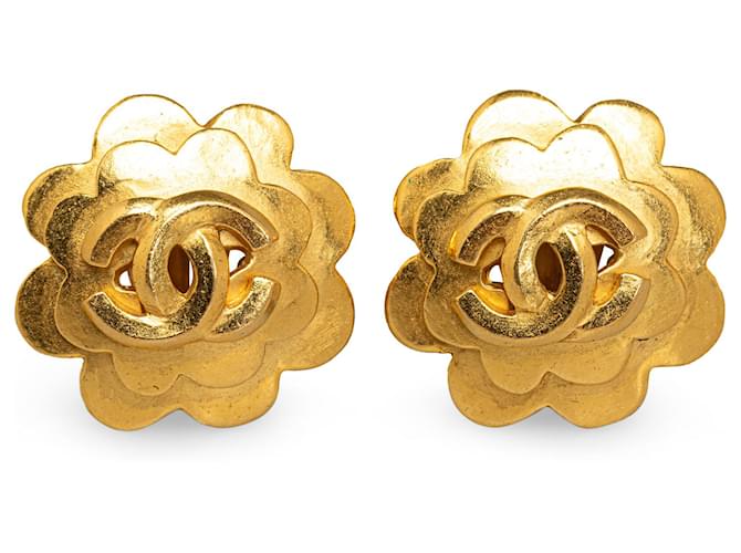 Clipe de flor Chanel Gold CC em brincos Dourado Metal Banhado a ouro  ref.1260177