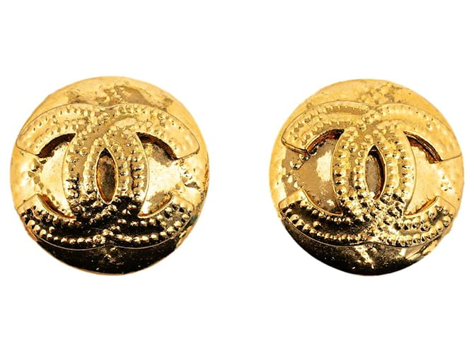 Boucles d'oreilles à clip CC en or Chanel Métal Plaqué or Doré  ref.1260189