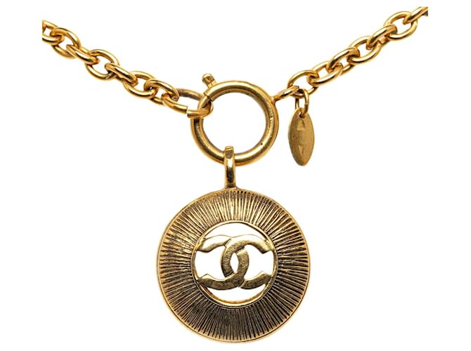 Chanel Gold CC Halskette mit rundem Anhänger Golden Metall Vergoldet  ref.1260215
