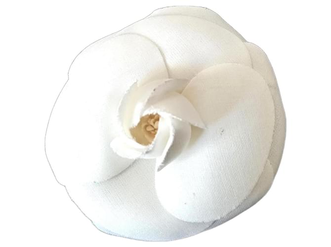 Other jewelry Chanel camellia brooch White Linen  ref.1260314