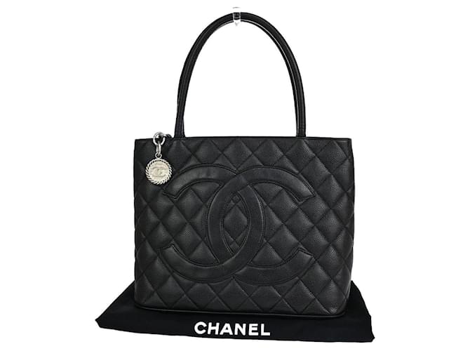 Chanel Médaillon Negro Cuero  ref.1260320
