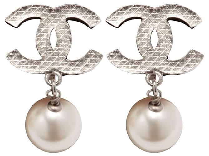 Chanel Clips Silver Large CC Large Fancy Pearl Clip on earrings Silvery Metal  ref.1260733