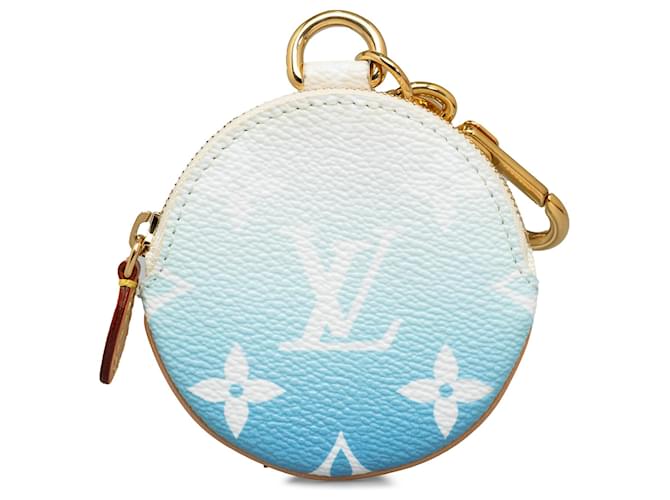 Louis Vuitton Llavero con cordón y múltiples pochettes gigantes con monograma azul junto a la piscina Lienzo  ref.1263168