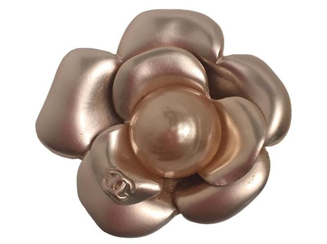 Chanel Camellia Dourado Metal  ref.1265399